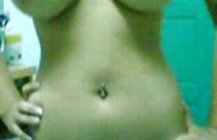 XXX लाल बालों वाली जानवर बिस्तर पर झूठ बोल एक आदमी के अंगों की एक जोड़ी का सेक्सी वीडियो मूवी कॉम आयोजन किया