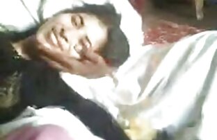 XXX एक कच्चे के साथ एक आदमी उसके चेहरे पर एक मुखौटा के साथ उसके मुंह में हिंदी एचडी सेक्सी मूवी गोरा डाल