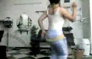 XXX उसकी हिंदी सेक्सी मूवी वीडियो में सेवा के लिए सुंदर गोरा खिलौने