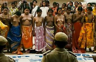 XXX आदमी सेक्सी मूवी एक्स एक्स एक्स एक दोस्त के साथ बहते पानी, सुंदर आँखें, भूरे बालों को शांत करता है